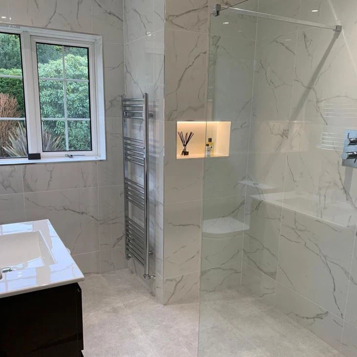 Balts pelēks marmors vannas istabas dekorēšanai